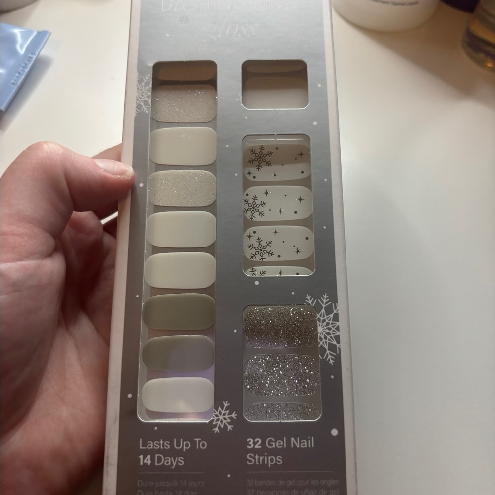 Glossy Snowflake Press-On Nails - White and Silver